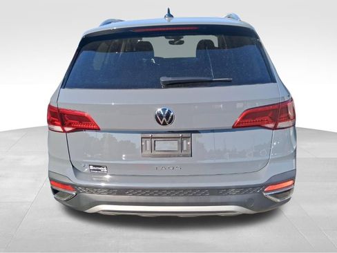 Used 2023 Volkswagen Taos SE w/ Panoramic Sunroof Package FWD image 4