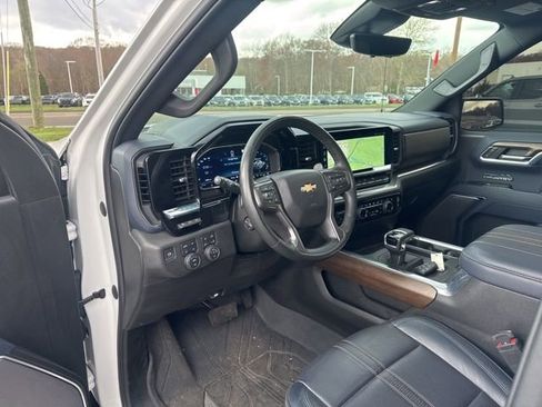 Used 2023 Chevrolet Silverado 1500 High Country w/ High Country Premium Package AWD/4WD image 4