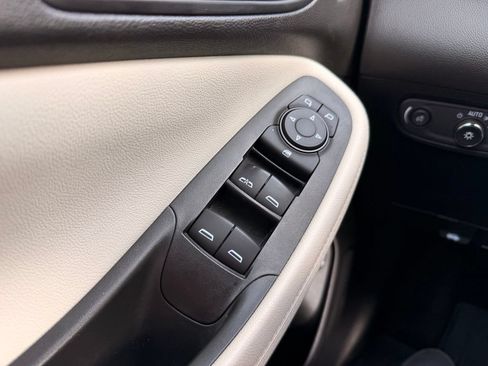 Used 2020 Buick Encore GX Essence w/ Experience Buick Package FWD image 27