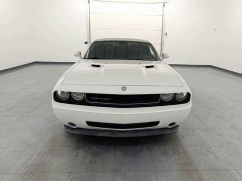 Used 2010 Dodge Challenger SE image 3