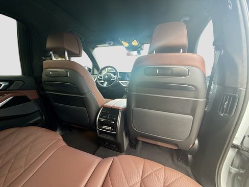 Used 2025 BMW X7 xDrive40i w/ M Sport Package image 31