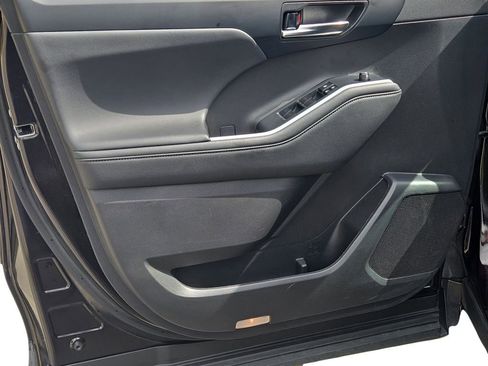 Used 2022 Toyota Highlander XLE image 16