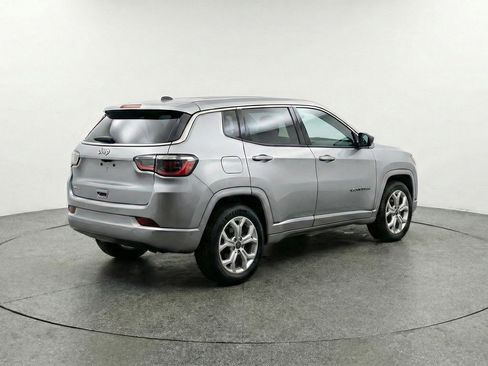 Used 2025 Jeep Compass Latitude image 9
