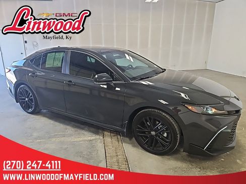 Used 2025 Toyota Camry SE w/ Convenience Package FWD image 1