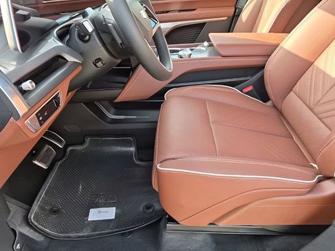 New 2026 Cadillac Vistiq Premium Luxury w/ LPO, Floor Liner Package AWD/4WD image 33