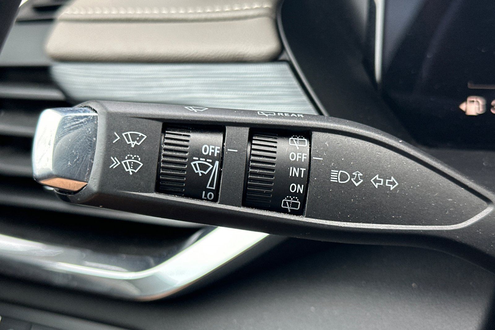 Used 2026 GMC Acadia Elevation w/ Elevation Premium Package FWD image 37