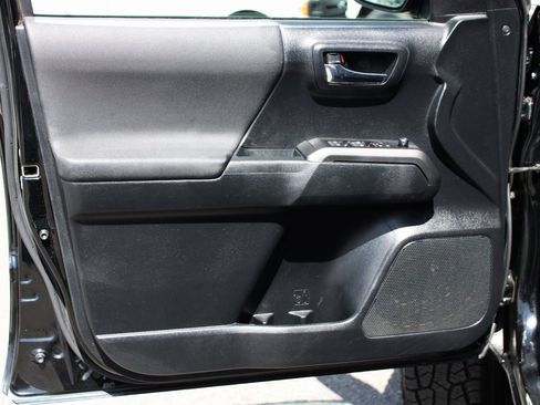 Used 2019 Toyota Tacoma TRD Sport image 12