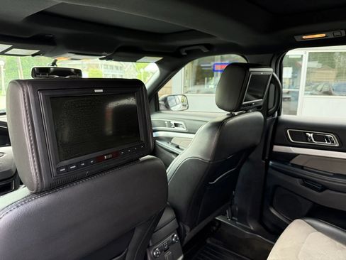 Used 2017 Ford Explorer XLT w/ XLT Technology Feature Bundle AWD/4WD image 12