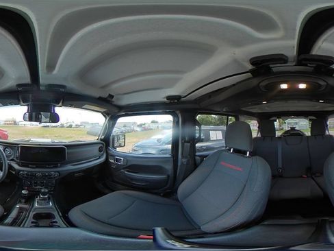 Used 2025 Jeep Wrangler Unlimited Rubicon AWD/4WD image 36