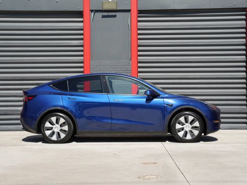 Used 2023 Tesla Model Y 2WD image 9