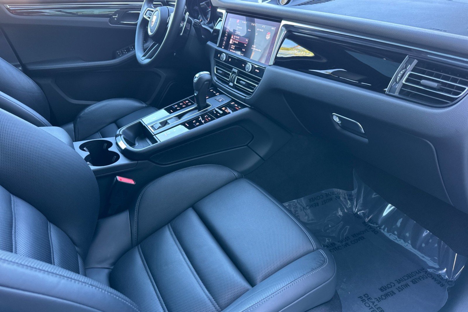 Certified 2025 Porsche Macan AWD/4WD image 16