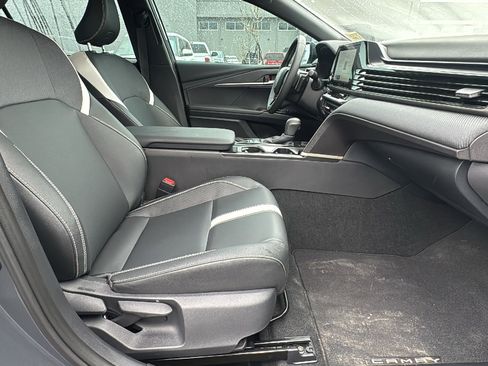 Used 2025 Toyota Camry SE w/ Convenience Package image 26
