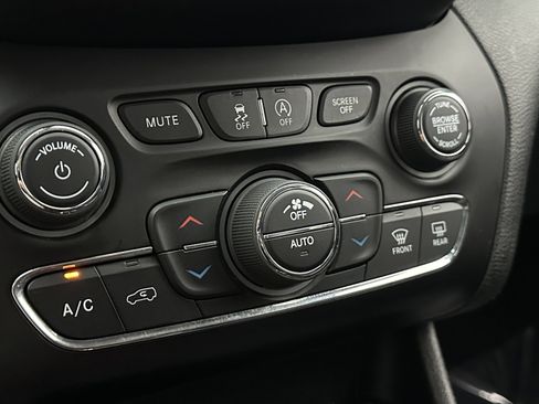 Used 2019 Jeep Cherokee Trailhawk image 12