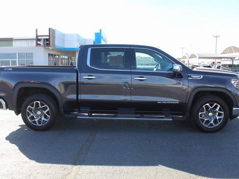 Used 2022 GMC Sierra 1500 SLT image 2