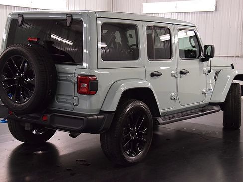 Used 2023 Jeep Wrangler Unlimited Sahara w/ Cold Weather Group AWD/4WD image 7