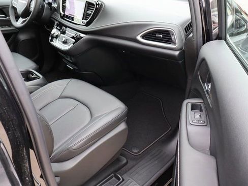 New 2026 Chrysler Pacifica Select FWD image 48