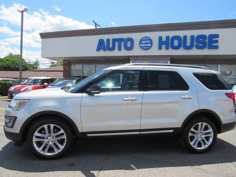 Used 2017 Ford Explorer XLT w/ Equipment Group 202A AWD/4WD image 23