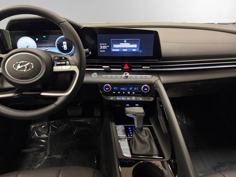 Certified 2023 Hyundai Elantra Limited w/ Preferred Accessory Package image 11