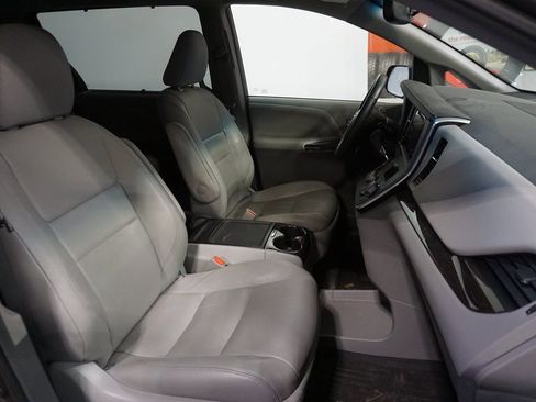 Used 2017 Toyota Sienna XLE image 22
