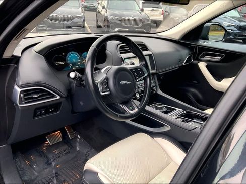 Used 2017 Jaguar F-PACE R-Sport image 16