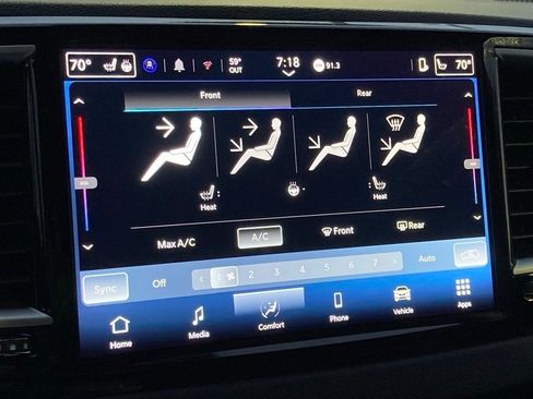 Used 2025 Chrysler Pacifica Select image 21