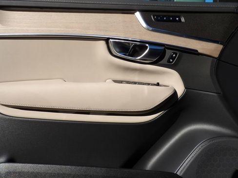 Certified 2025 Volvo XC90 B5 Core image 10