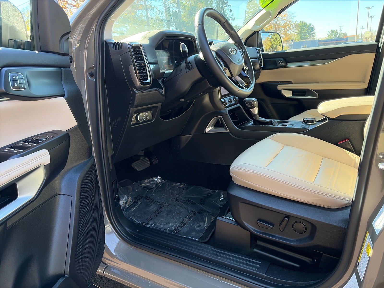 Used 2025 Ford Ranger Lariat w/ Advanced Towing Package AWD/4WD image 9