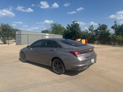 Used 2021 Hyundai Elantra SEL FWD image 3