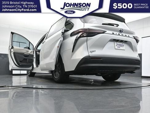 Used 2024 Toyota Sienna XLE FWD image 40