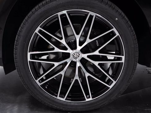 Certified 2025 Porsche Macan image 12