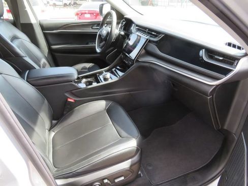 Used 2023 Jeep Grand Cherokee Limited w/ Black Appearance Package AWD/4WD image 14