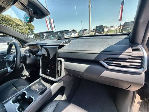 Certified 2026 GMC Acadia Elevation w/ Elevation Premium Package FWD image 28