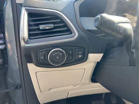 Used 2022 Ford Edge Titanium image 10