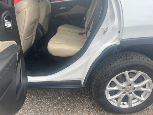 Used 2016 Jeep Cherokee Latitude w/ Comfort/Convenience Group AWD/4WD image 13