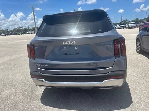 Certified 2024 Kia Sorento SX FWD image 4