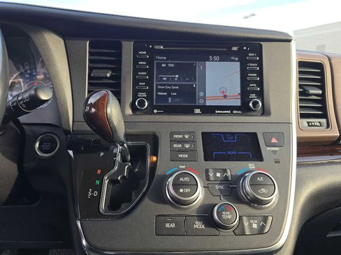 Used 2019 Toyota Sienna Limited image 27