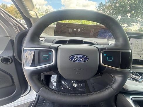 Used 2025 Ford Expedition Active AWD/4WD image 21