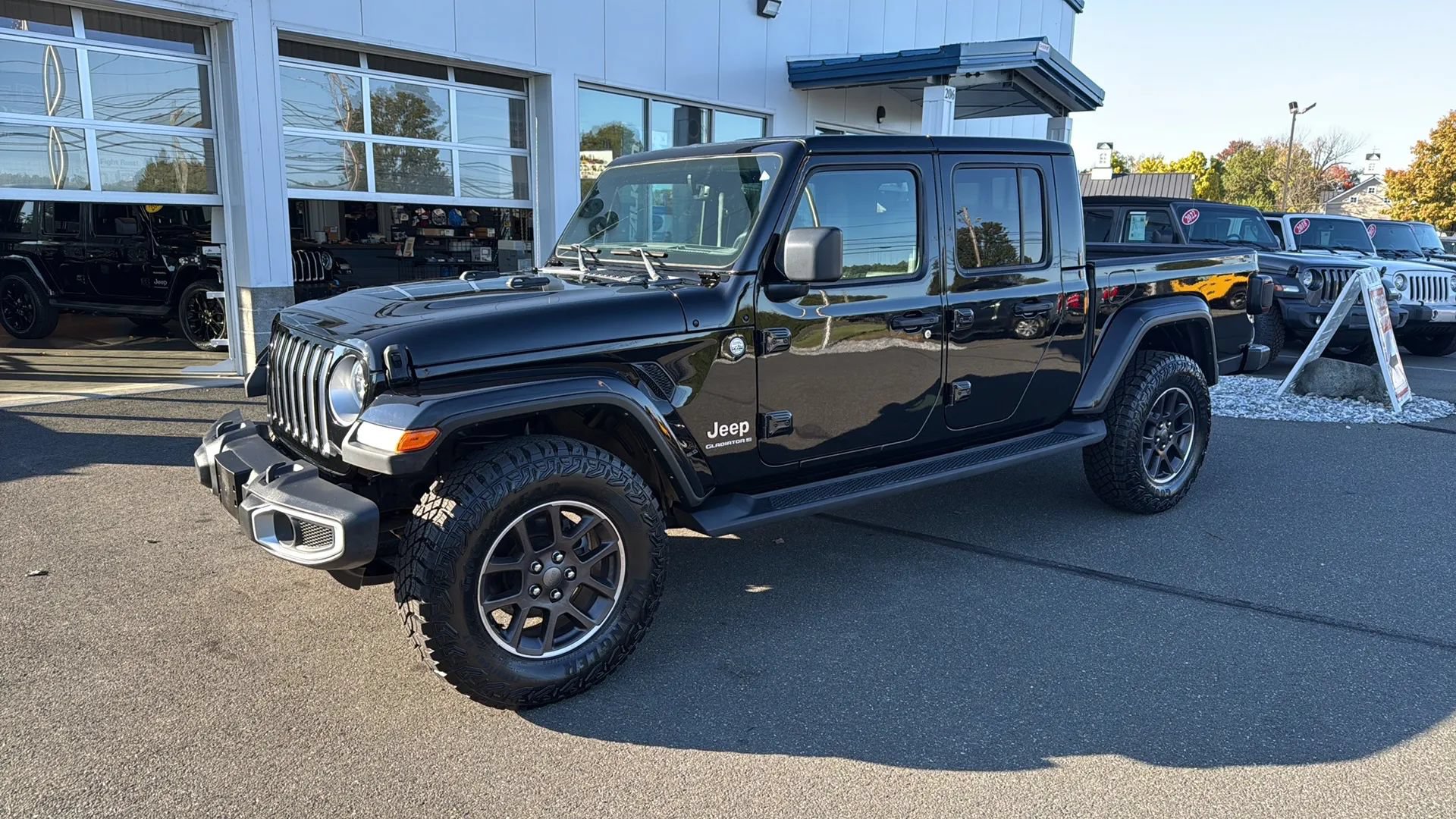 Used 2023 Jeep Gladiator Overland w/ LED Lighting Group AWD/4WD image 5