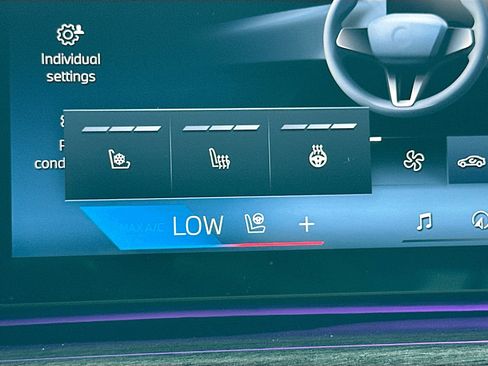 Used 2023 BMW 740i w/ Executive Package image 21