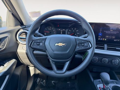 Used 2025 Chevrolet Trax LS w/ LS Convenience Package FWD image 13