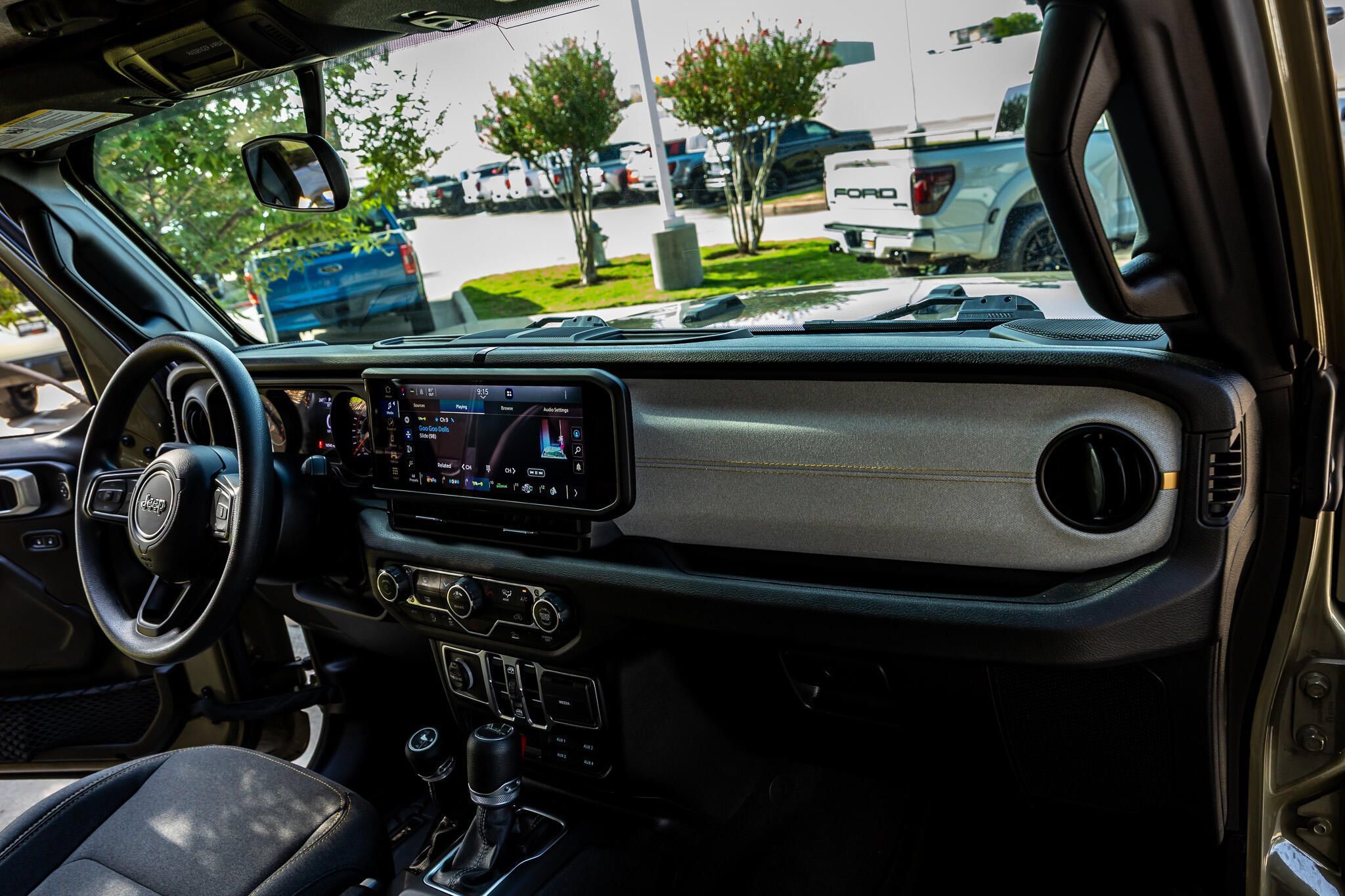 Used 2025 Jeep Gladiator Sport AWD/4WD image 17