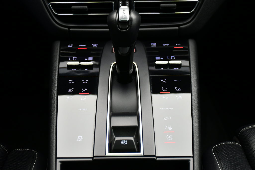 Certified 2024 Porsche Macan AWD/4WD image 30