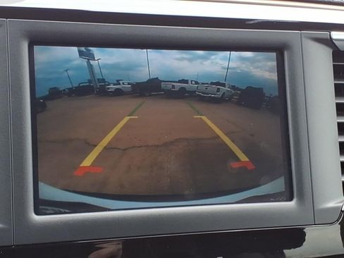 Used 2022 Chrysler Voyager LX FWD image 14