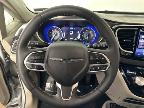 Certified 2024 Chrysler Pacifica Touring-L FWD image 25