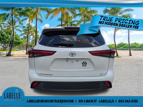 Used 2022 Toyota Highlander LE FWD image 5