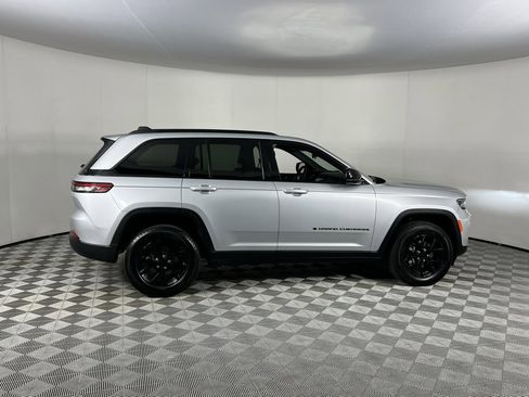 Certified 2025 Jeep Grand Cherokee Altitude image 6