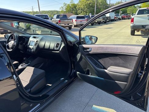 Used 2018 Kia Forte S w/ S Technology Plus Package FWD image 11