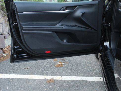 Used 2020 Toyota Camry SE FWD image 12