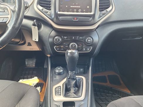 Used 2016 Jeep Cherokee Latitude w/ Cold Weather Group AWD/4WD image 11