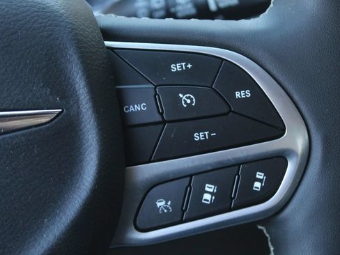Used 2023 Chrysler Pacifica Touring-L FWD image 22